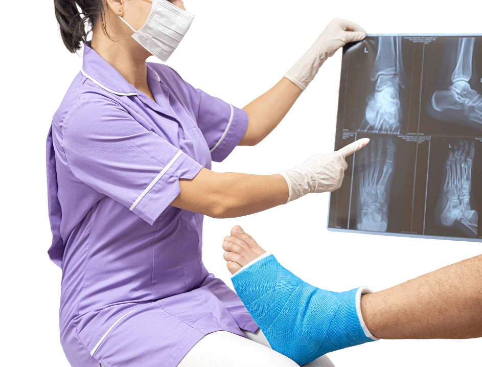 женщина врач с рентгеновским снимком